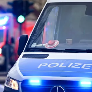 Auto gerät in Gegenverkehr - zwei Schwerverletzte