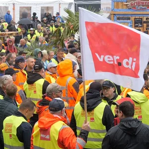 Warnstreik in Seehäfen – Warum 1.000 Arbeiter demonstrieren