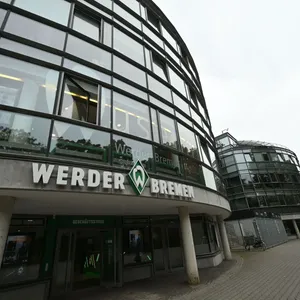 Treppe vor Weserstadion in Vereinsfarben besprüht