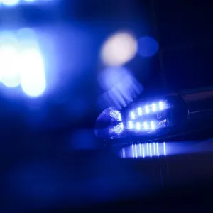 Taxi prallt gegen Baum – Frau in Lebensgefahr