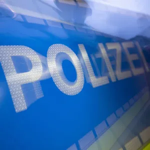 Polizeifahrzeuge prallen zusammen - Verletzte