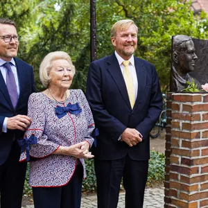 Königsfamilie der Niederlande ehrt Prinz Claus in Hitzacker