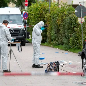 Mann attackiert Reinigungskräfte mit Hiebwaffe in Ahrensburg