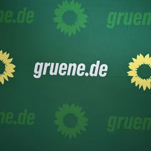 Staatsschutz prüft Grünen-Postkarte mit NS-Symbolen