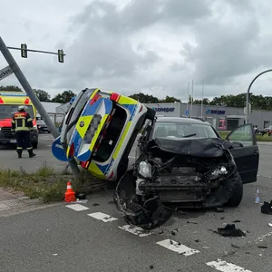 Streifenwagen fährt über Rot und prallt mit Auto zusammen