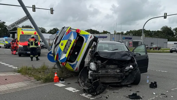 Vier Verletzte in Aurich: Streifenwagen fährt ohne Einsatz über rote Ampel