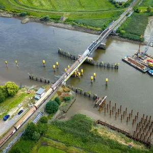 Binnenschiff kollidiert mit der Eisenbahnbrücke in Elsfleth