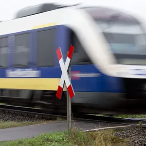 Bahn kracht gegen Kleintransporter – Fahrer schwer verletzt