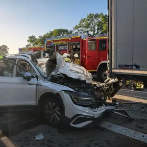 Auto prallt auf A1 ungebremst auf Laster - Fahrer stirbt