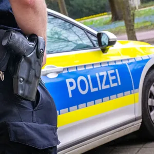 Mit Schwamm und Nägeln – Diebe stehlen Frau Geld aus Auto