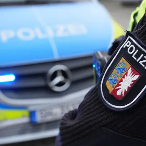 Betrunkener Fahrer mit Böllern im Auto rammt Streifenwagen