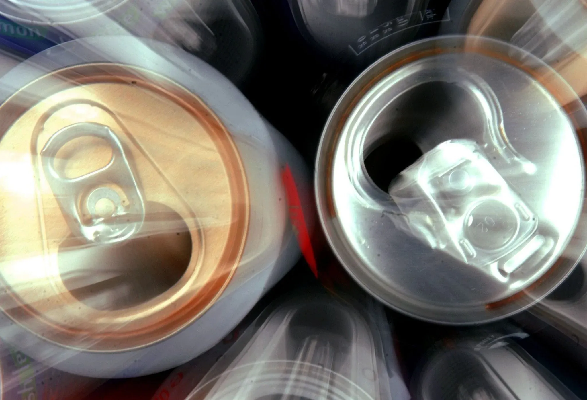 Immer mehr Kinder und Jugendliche in Deutschland konsumieren Umfragedaten zufolge Energydrinks. (Archivbild)