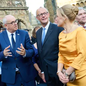 Spitzenpolitiker singen zusammen Hits