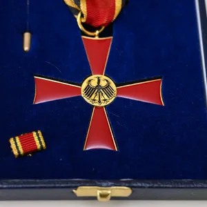 Verdienstkreuz für Hamburger Historiker Gottfried Lorenz