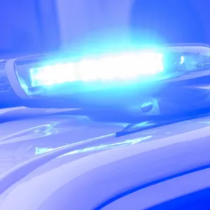 Verfolgungsjagd: Junger Autofahrer prallt gegen Hauswand