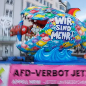 Bunter Fisch auf Berlinreise: Bündnis wirbt für AfD-Verbot