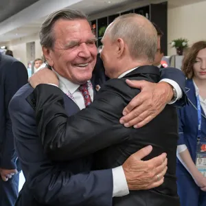 Niedersachsen kritisiert Schröders Putin-Besuch scharf