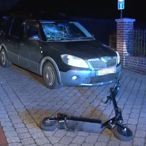 E-Scooter prallt gegen Auto - Zwei Kinder schwer verletzt