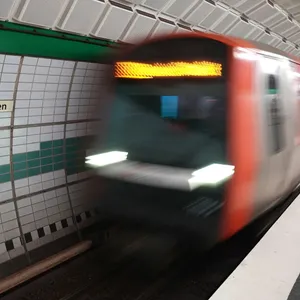Frau torkelt und stürzt vor U-Bahn - schwer verletzt