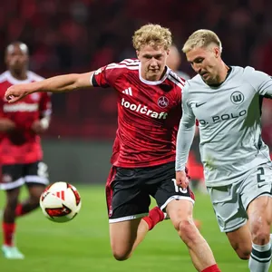 Trainer gratuliert: Wolfsburg-Profi macht Studienabschluss