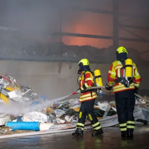 Feuer auf Recyclinghof - 500 Kubikmeter Material brennen