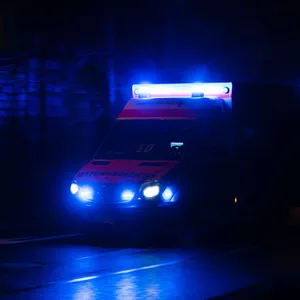 Rollerfahrer prallt gegen Schild und wird schwer verletzt
