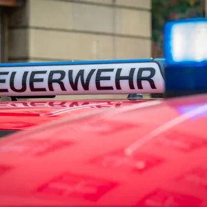 Rauchgas entzündet sich - Feuerwehrmann verletzt