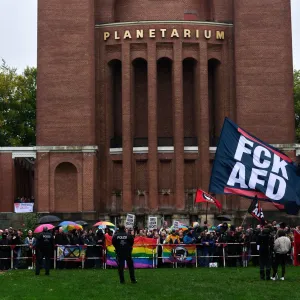 Rund 1.000 Menschen demonstrieren gegen Rechtsextremismus