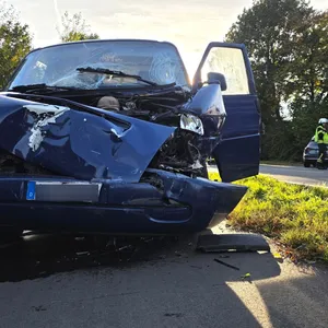 Acht Verletzte bei Unfall auf B214 - darunter drei Kinder