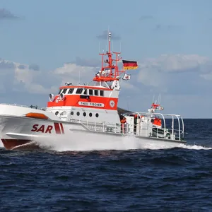 Seenotretter helfen Fischkutter vor Helgoland