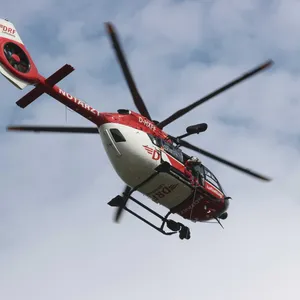 Auto prall gegen Baum – Fahrer schwer verletzt