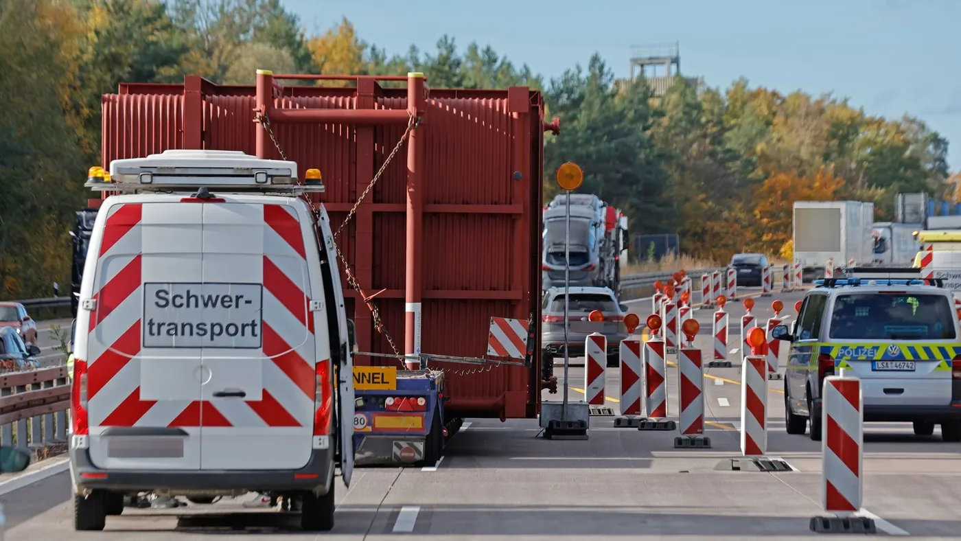 Drei Schwertransporter auf A2 bei Marienborn liegengeblieben