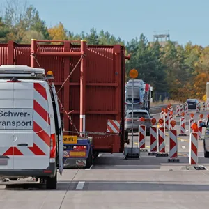 Drei Schwertransporter auf A2 bei Marienborn liegengeblieben