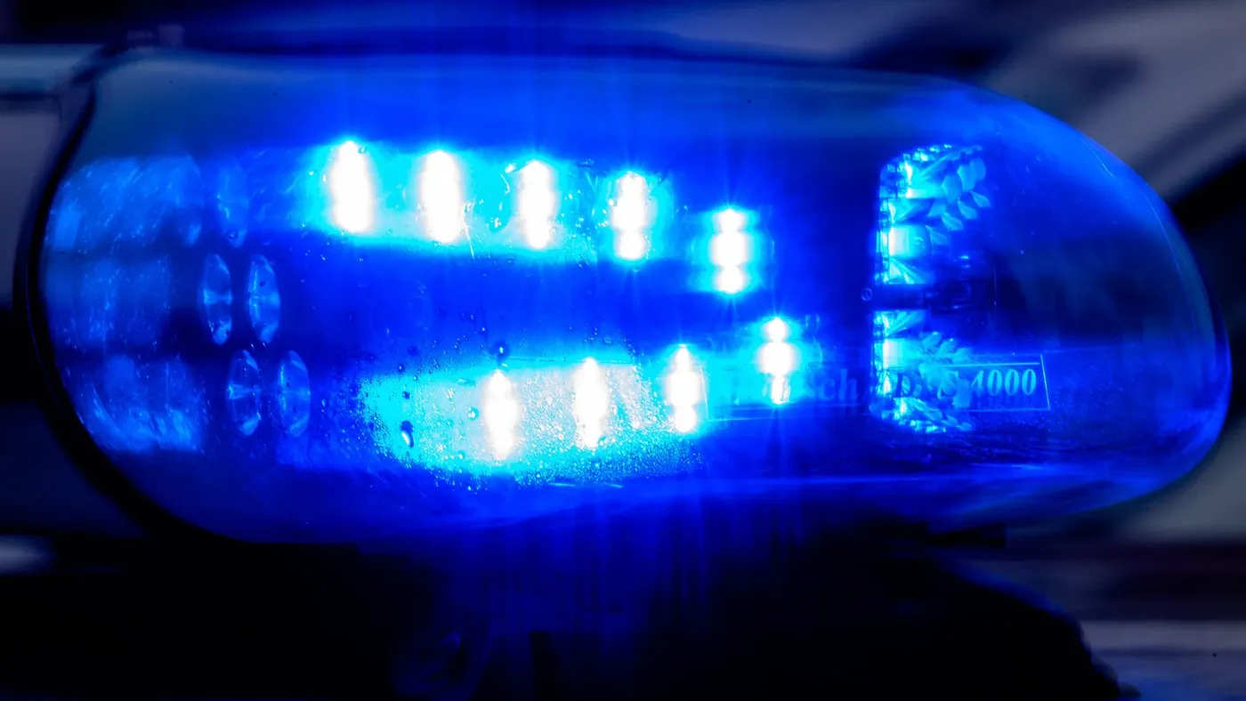 Auto überschlägt sich und landet auf dem Dach im Graben