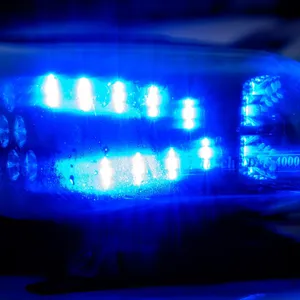 Auto überschlägt sich und landet auf dem Dach im Graben