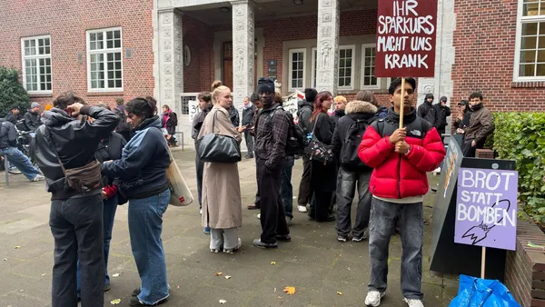 Gen-Z-Proteste: Demonstranten blockieren Eingänge der HAW Hamburg