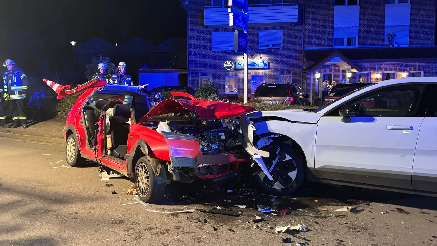 Auto prallt in zwei geparkte Wagen - drei Verletzte