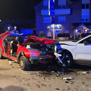 Auto prallt in zwei geparkte Wagen - drei Verletzte