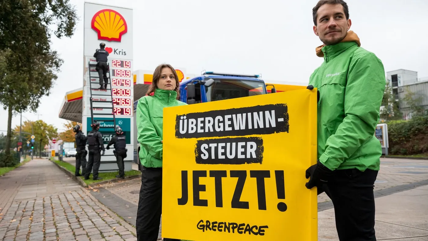 Greenpeace-Aktivisten protestieren an Shell-Tankstelle