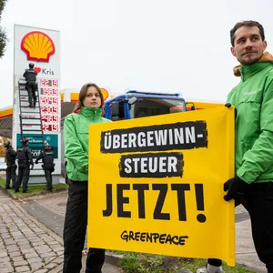 Greenpeace-Aktivisten protestieren an Shell-Tankstelle