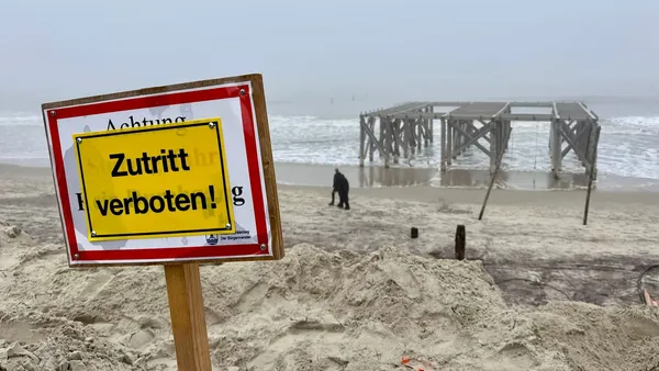 Sturmfluten spülen an ostfriesischen Inseln Sand weg