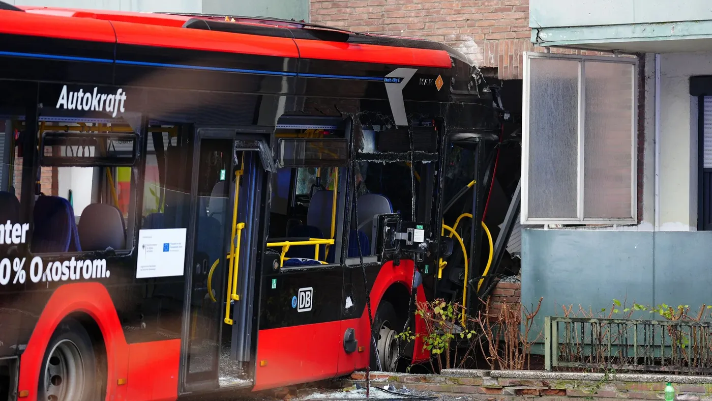 Linienbus mit 20 Kindern fährt in Hauswand