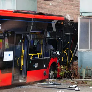 Schulbus mit 20 Kindern fährt in Hauswand
