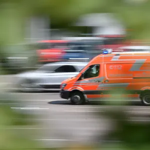 Schulbus mit 20 Kindern fährt in Hauswand