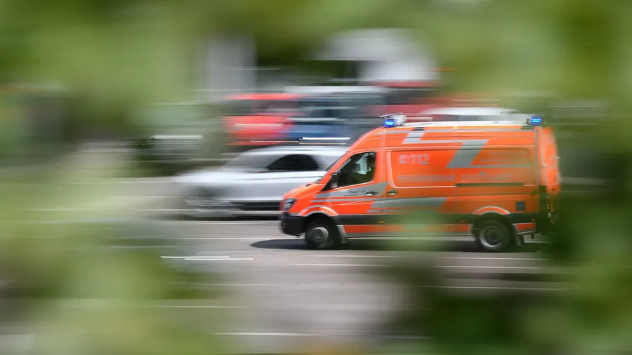Schulbus mit 20 Kindern fährt in Hauswand in Bad Oldesloe