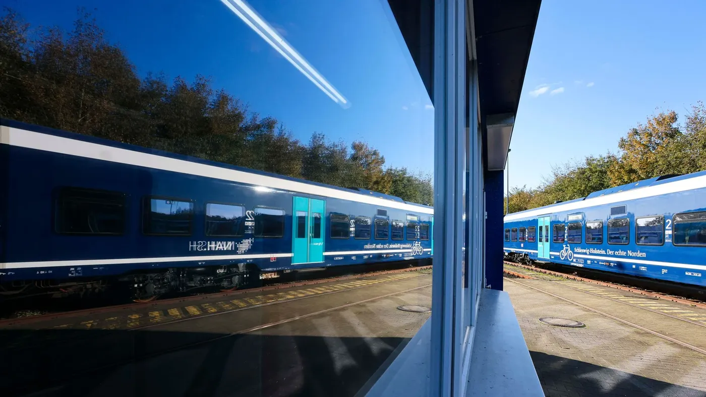 Regionalexpress stößt in Husum mit Baugerüst zusammen