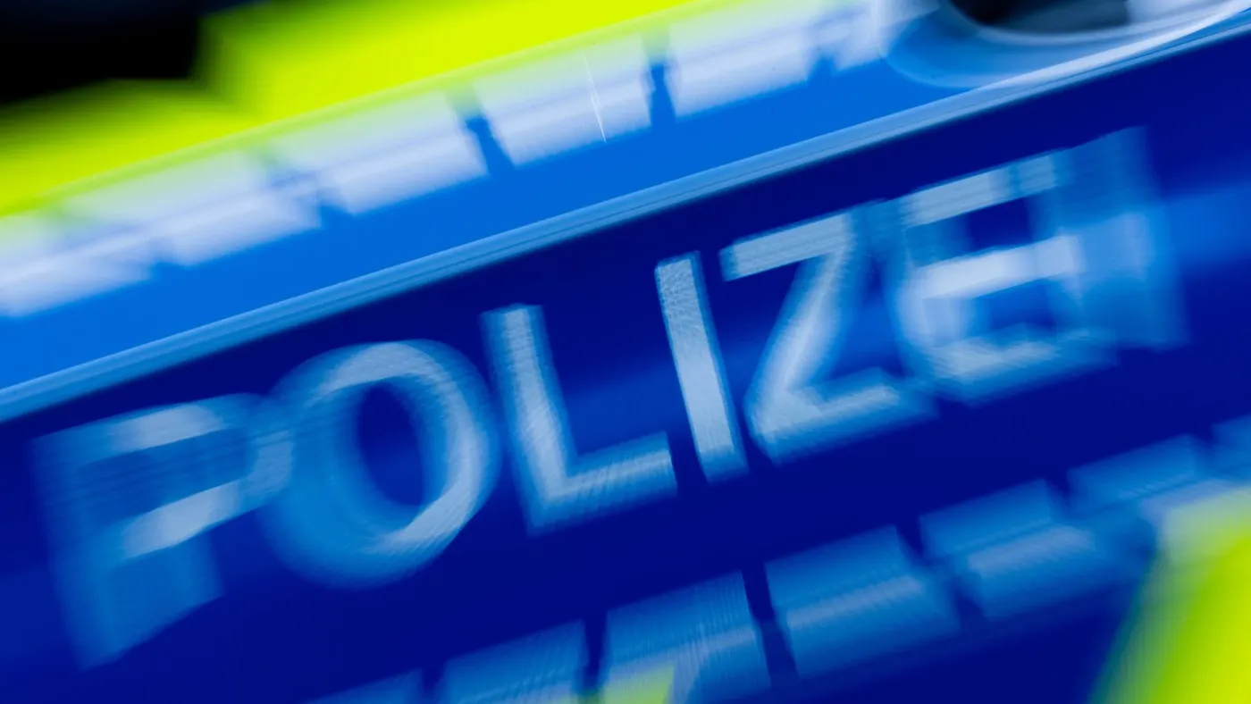 Zwei Menschen nach Kollision in Barmbek aus Auto befreit