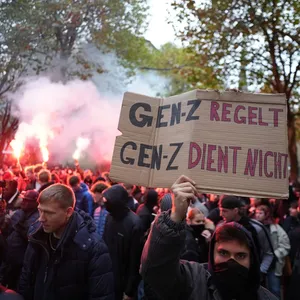 Gen-Z-Demo in Hamburg gestartet – Böller und Bengalos