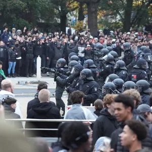 Demonstranten in Hamburg zünden Barrikaden an