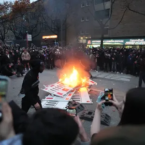 Brennende Barrikaden und Pfefferspray bei Hamburger Demo